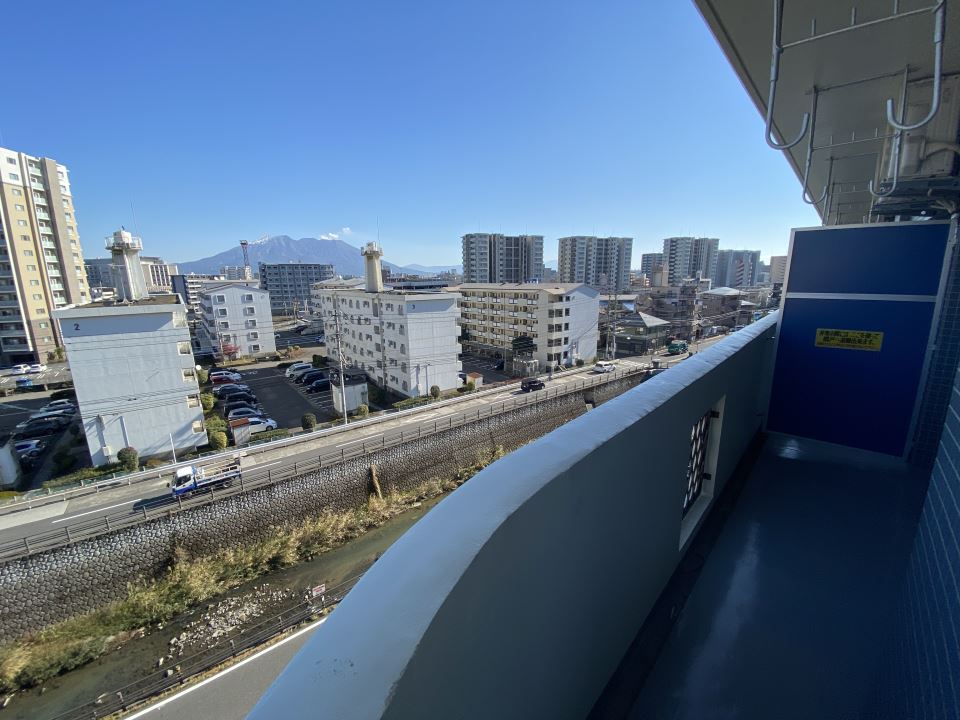 バルコニー　東向き、桜島が見えます
