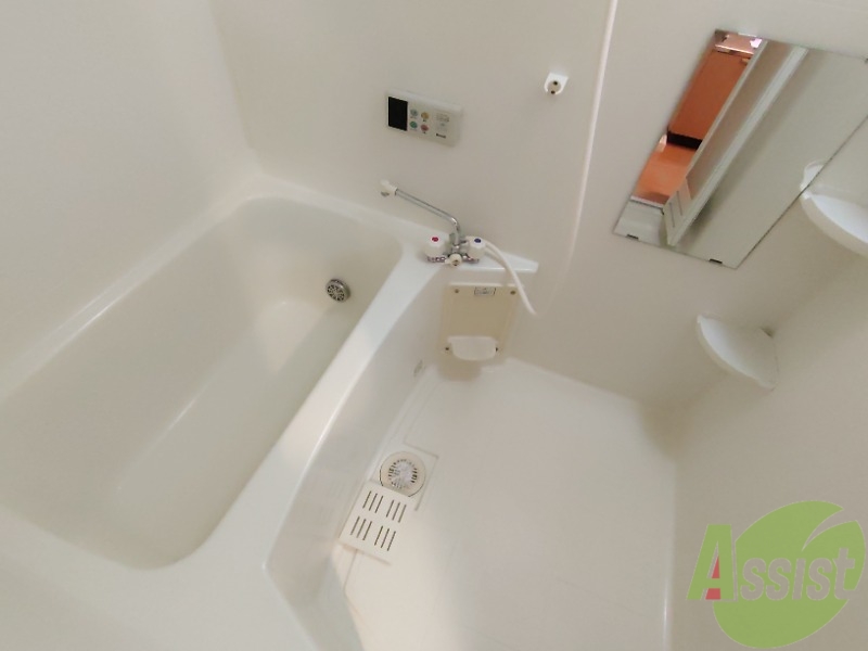 バス・シャワールーム　お風呂はゆったりとしていて十分な広さがあります。