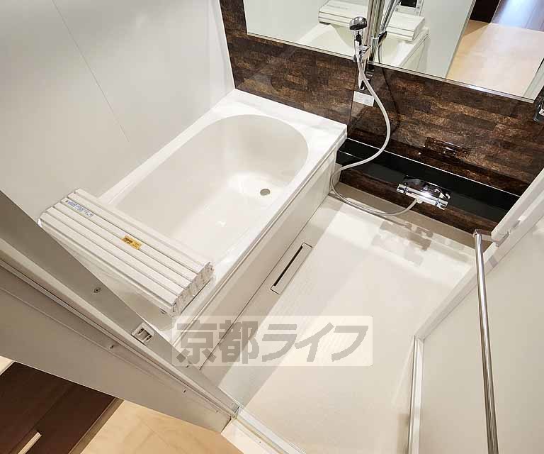 バス・シャワールーム　清潔感のあるお風呂