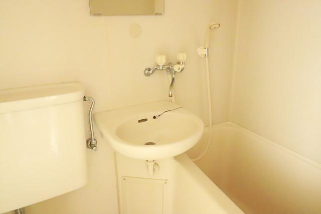 洗面設備　洗面（写真は702号室）