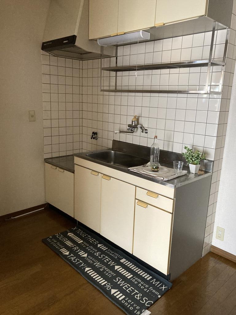 静岡市葵区 3階建 築35年のキッチン写真