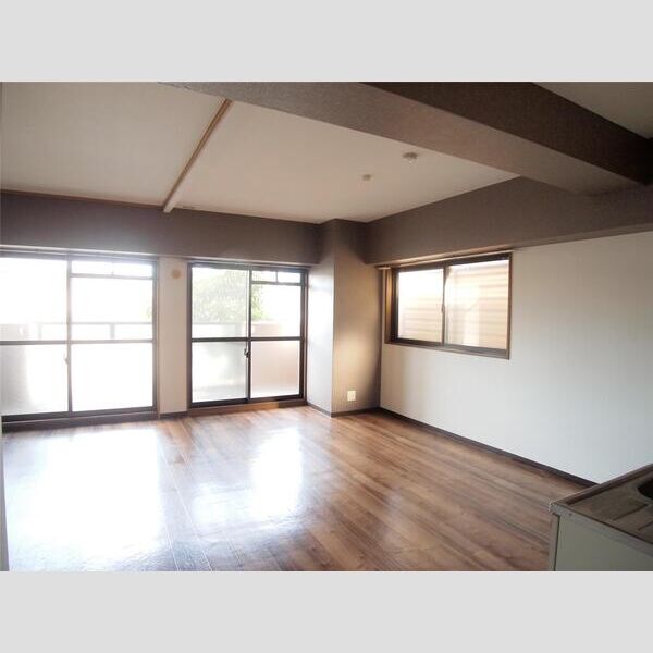 居室・リビング　※写真は反転タイプのお部屋です。