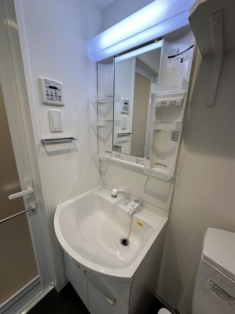 洗面設備　明るい洗面所です