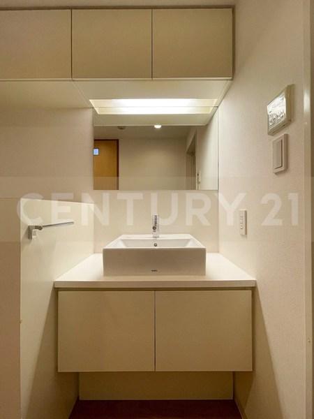 洗面設備　四角いデザインがお洒落な洗面台