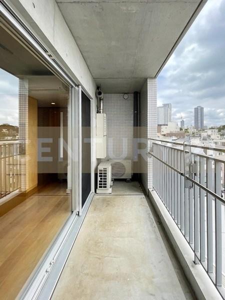 バルコニー　ワンサイズ大きい広いベランダ