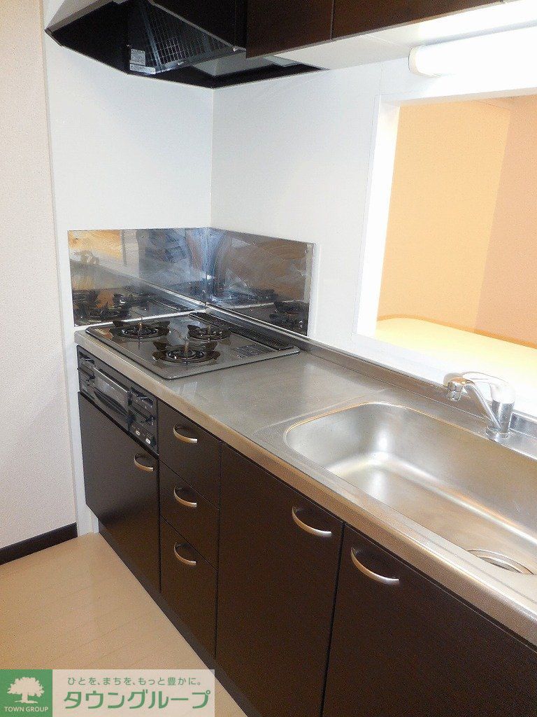 キッチン　3口のガスコンロ付き／収納スペースも広々としています。