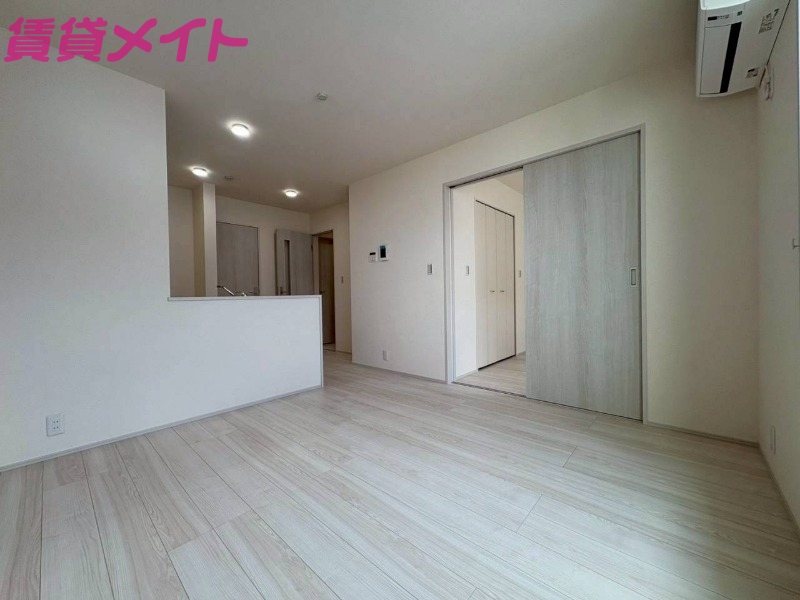 居室・リビング　同物件別室写真