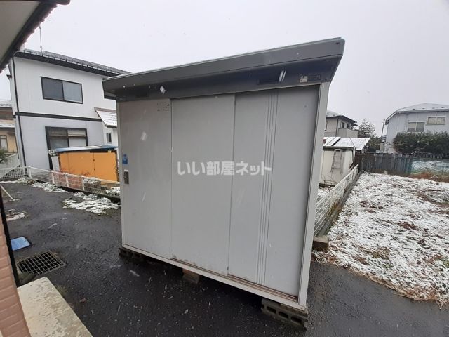 その他　タイヤ２台分収納可能な広い外物置です。