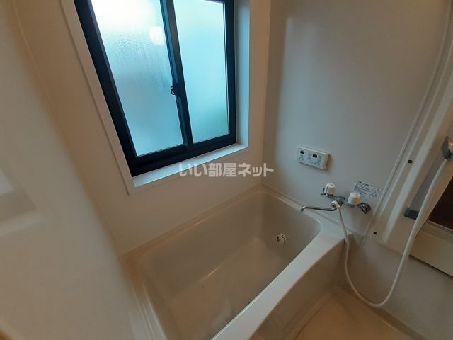バス・シャワールーム　浴室窓がついており湿気を逃がしやすいです。