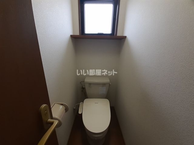 トイレ　簡易水洗（ウオシュレット付）です。