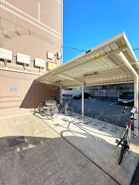 その他共有部分　屋根付き駐輪場。大事な自転車も雨でも安心♪