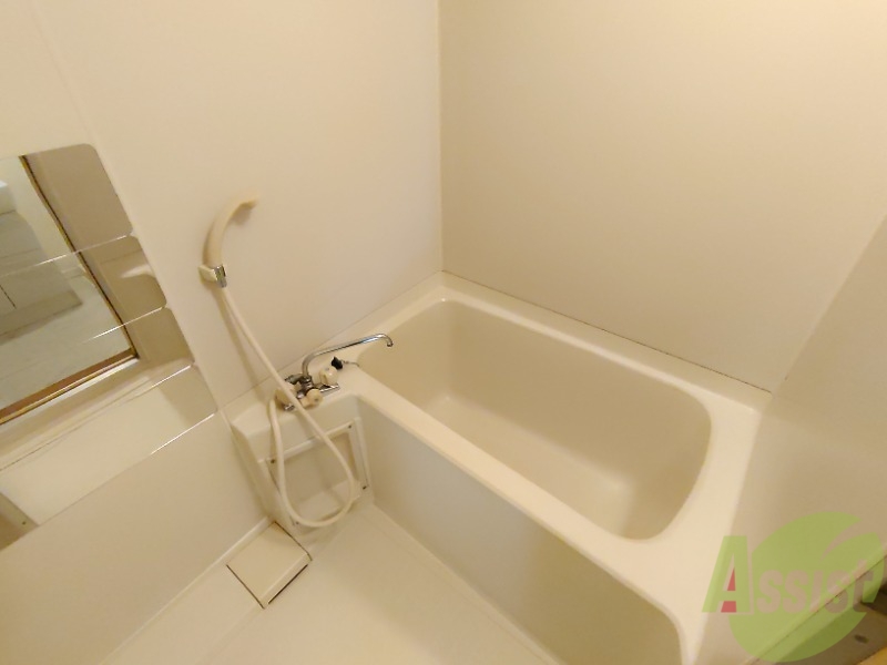 バス・シャワールーム　バスルームは狭すぎず、シャワーも浴びやすそうです。