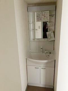 洗面設備　シャワーヘッド付洗面化粧台