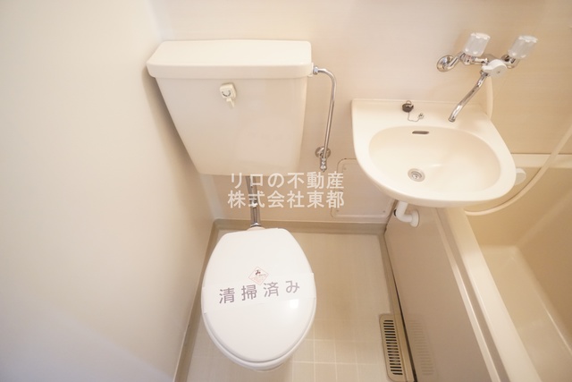 トイレ　白を基調とした空間で清潔感のあるトイレです♪