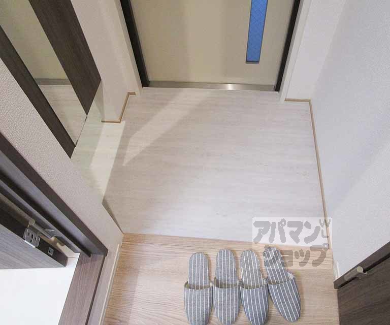 玄関　２０２号室の写真です。