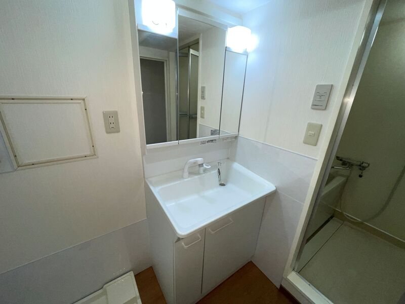 洗面設備　朝に便利な独立洗面完備です。