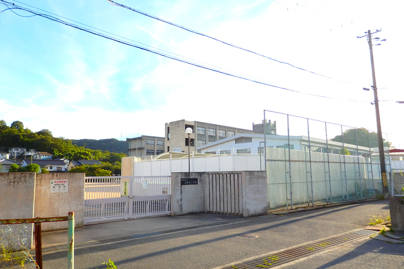 小学校　高岡西小学校（小学校）まで787m