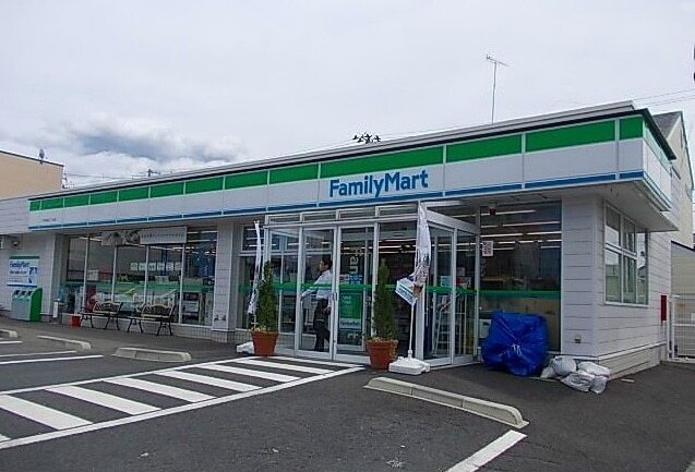 その他　ファミリーマート根城五丁目店（その他）まで130m