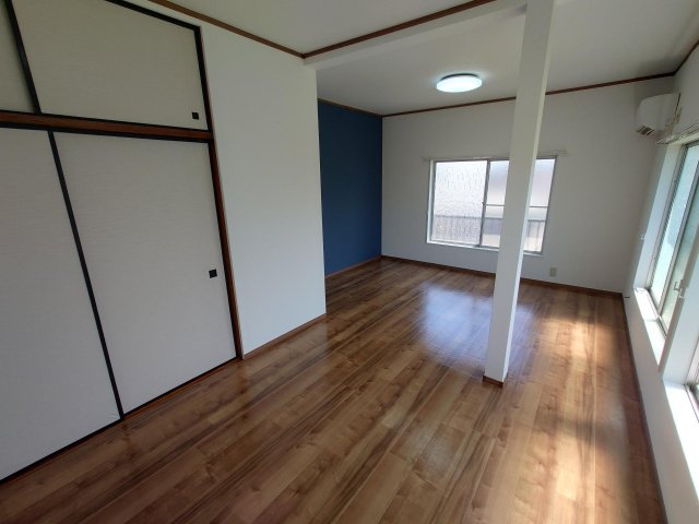 居室・リビング　10.5畳の洋室。リフォーム済。