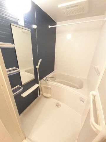 バス・シャワールーム　コンパクトで使いやすいお風呂です
