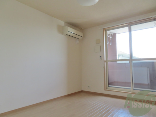 居室・リビング　１０．５帖のＬＤＫで広々です。大きな窓もあって明るいです。