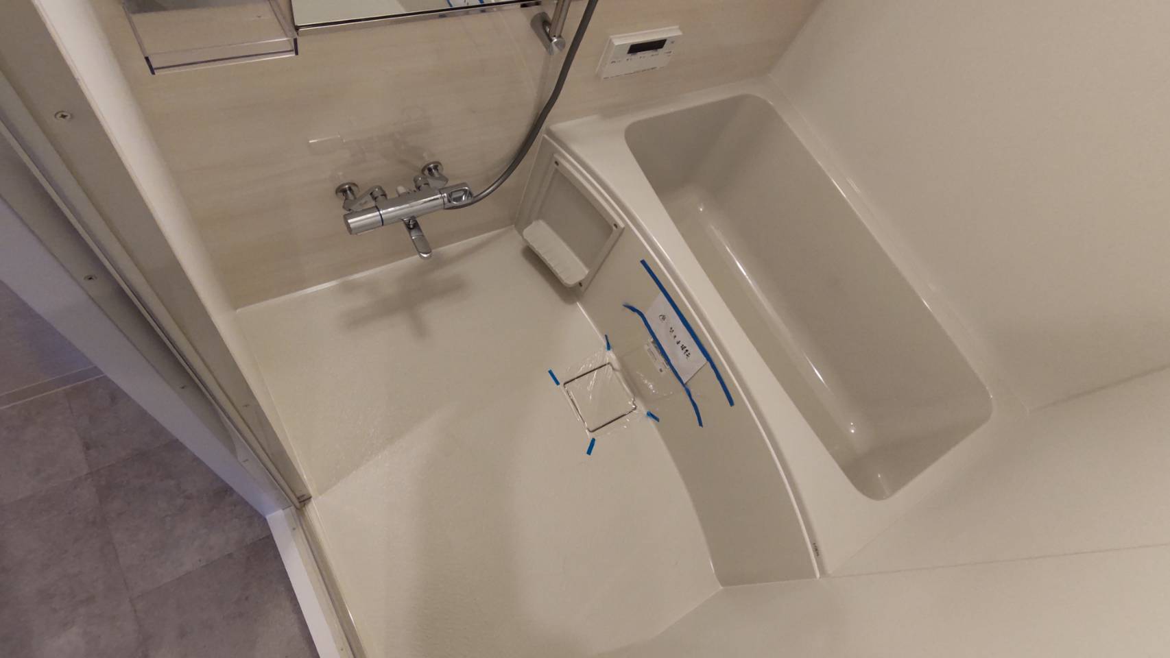 バス・シャワールーム　バストイレ別なのでお風呂でゆっくりできますね