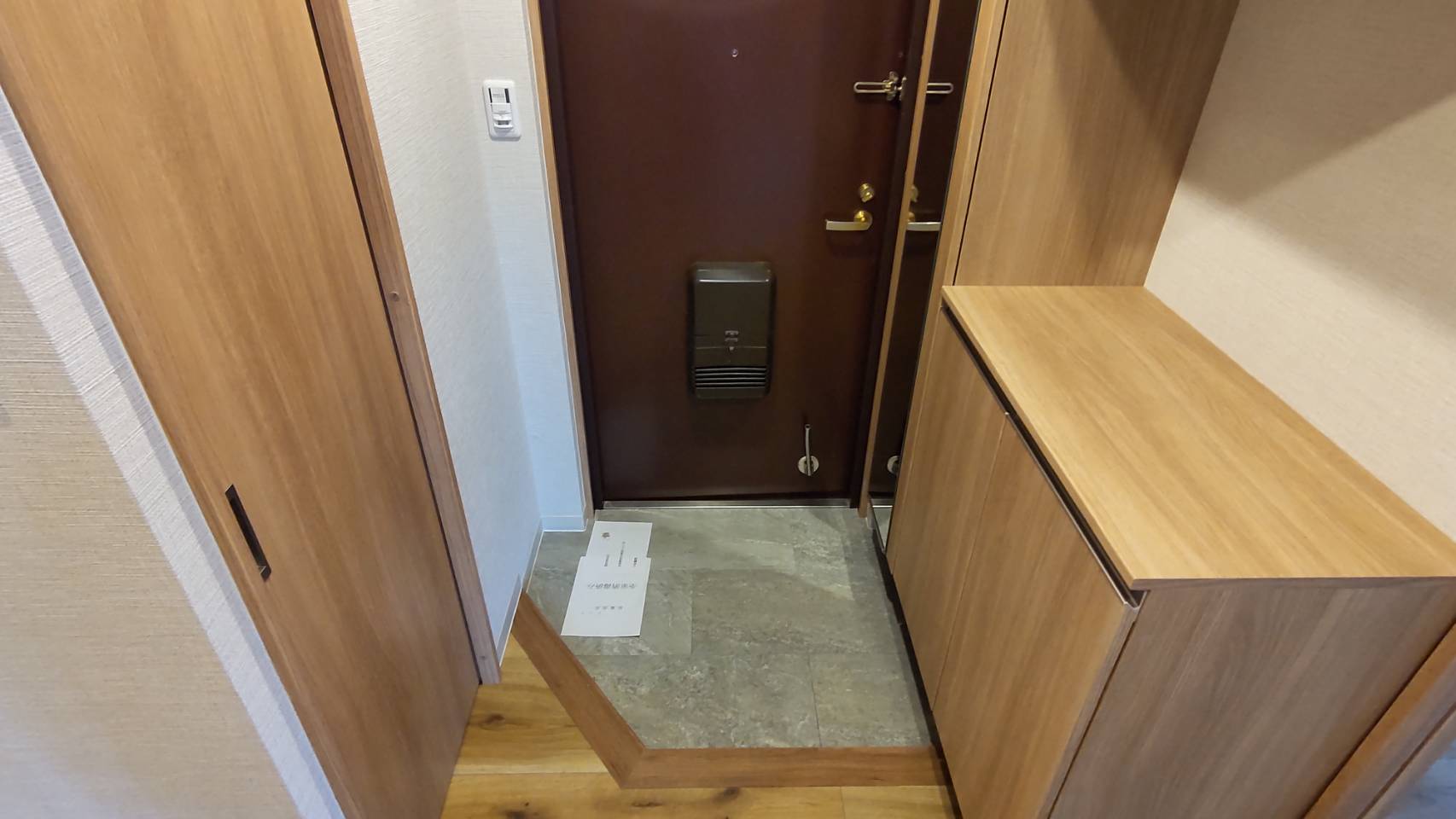 玄関　シューズ収納も安心の玄関です