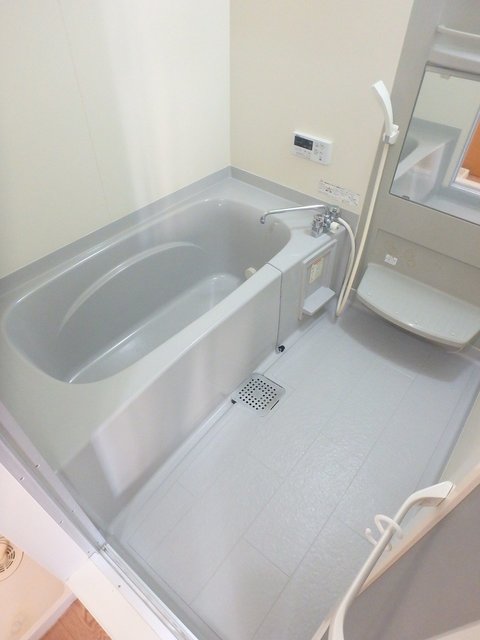 バス・シャワールーム　異なる号室の室内写真です