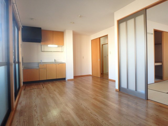 居室・リビング　異なる号室の室内写真です