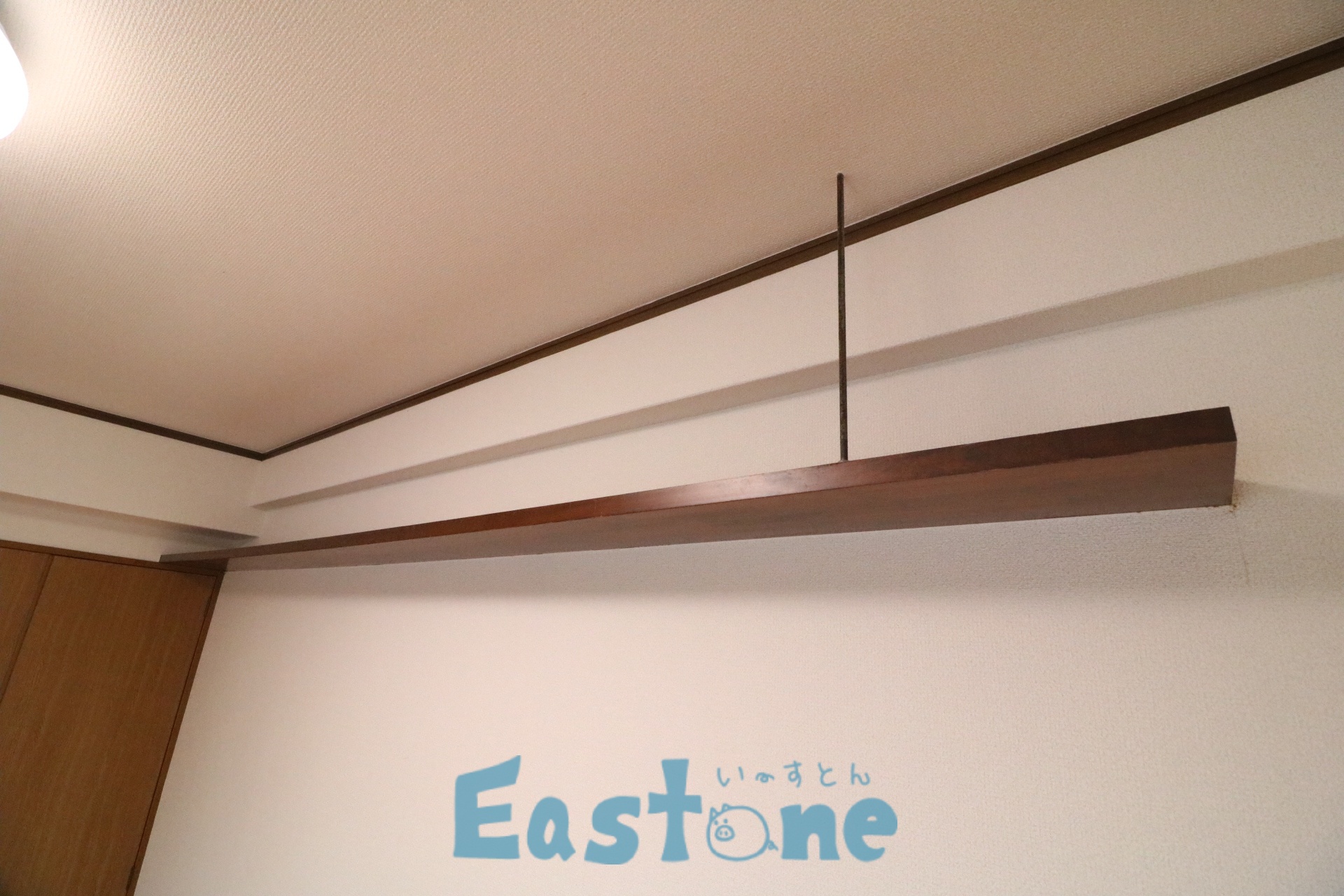 その他　洋室にもの置ける棚付き