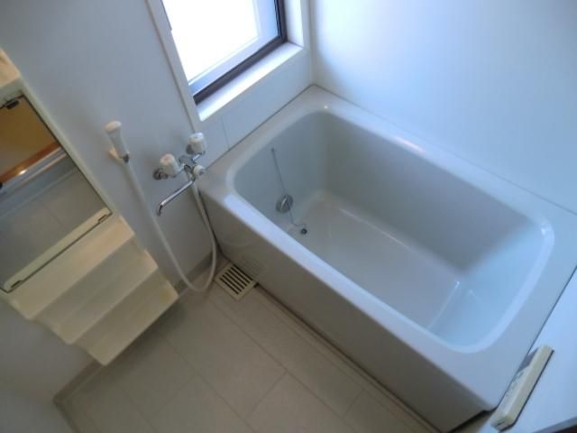 バス・シャワールーム　追焚き完備・大きめの換気窓も有