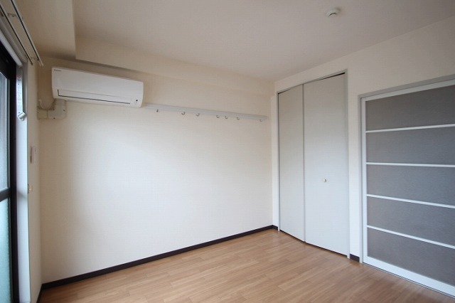 居室・リビング　同物件別室