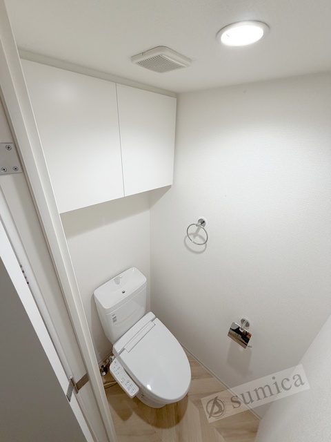 トイレ　人気アイテムの温水洗浄便座。清潔感のあるトイレです。