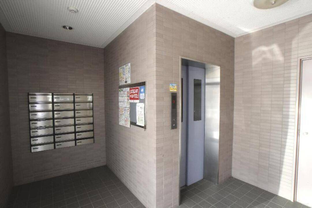 エントランス　エレベーター