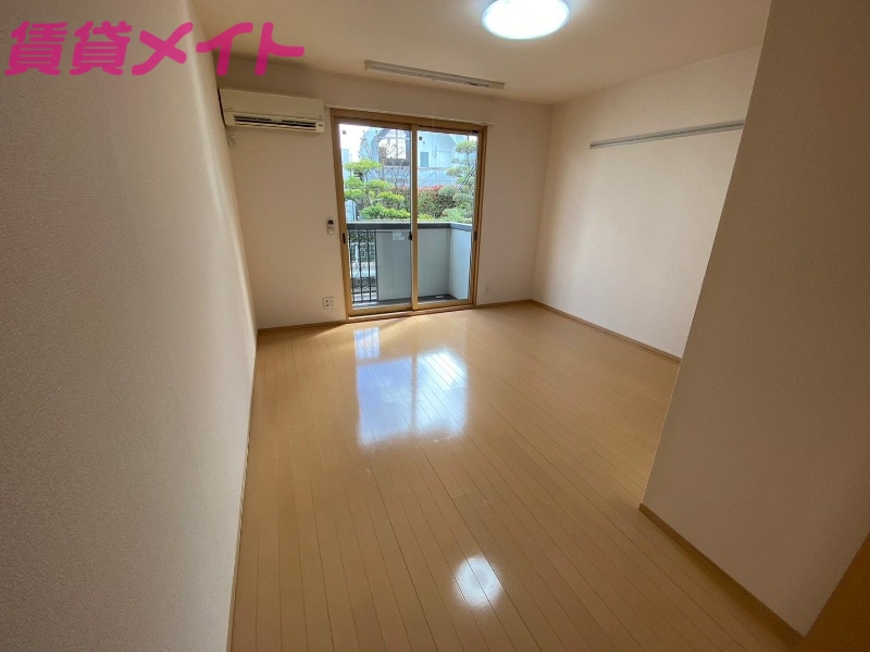 居室・リビング　同物件別室画像