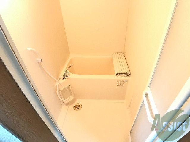 バス・シャワールーム　浴室はシンプル。一人暮らしにはちょうど良いサイズですね。