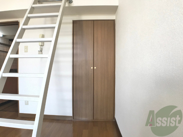 収納　洋室のクローゼットは一人暮らしにはちょうど良いサイズですね。