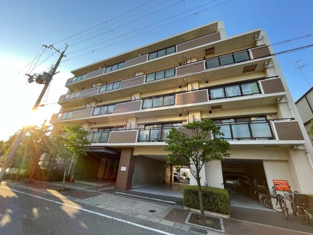 建物外観　エレベーター付きで荷物があっても安心♪