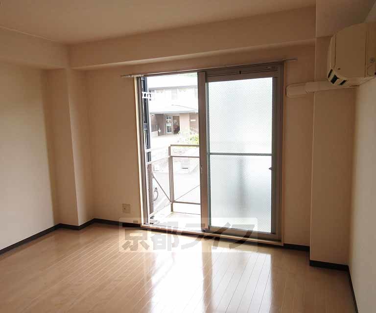 居室・リビング　８．５帖の洋室。