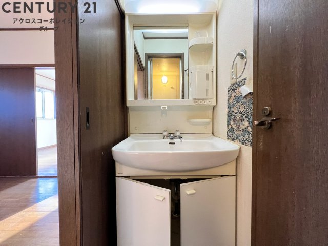 洗面設備　収納豊富な洗面台！