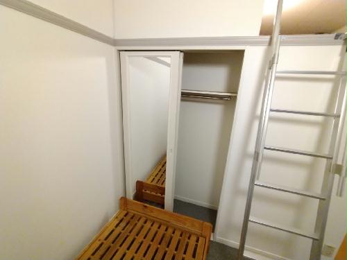 収納　開き戸が姿見になっています。