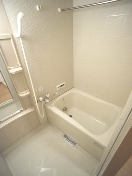 バス・シャワールーム　雨の日や梅雨時でも便利な浴室換気乾燥機付きです。