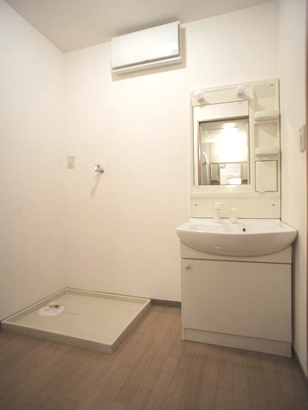 洗面設備　洗髪洗面化粧台、洗濯機置き場です。