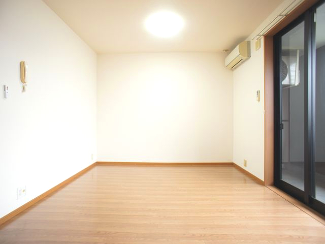 居室・リビング　11.7帖のリビングにもエアコンが付いています。