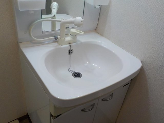 洗面設備　独立洗面台、小物を置くことができて便利です
