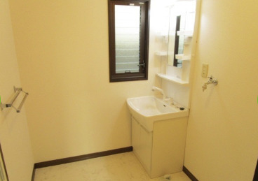 洗面設備　ゆったりとスペースのある洗面所