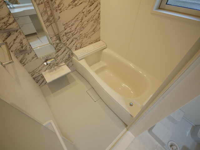 バス・シャワールーム　★鏡付の清潔感のあるバスルームです★