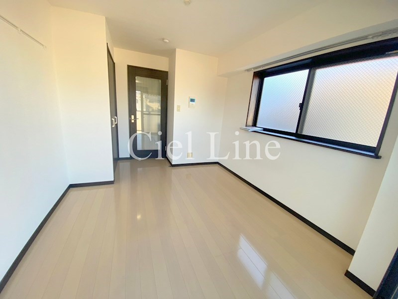 居室・リビング　実際のお部屋には出窓はございません