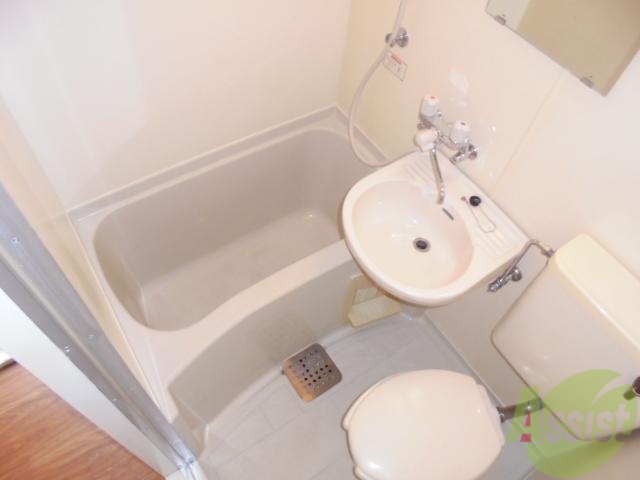 バス・シャワールーム　こちらのお風呂で一日の疲れを癒してください。