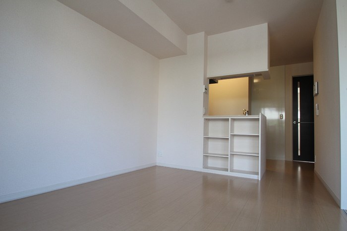 居室・リビング　リビングには小物整理に便利な収納付きです♪